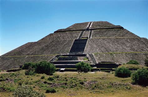  「テオティワカンの太陽ピラミッド建設」：古代メキシコの壮大な建築と宗教的象徴主義